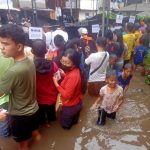 Warga Antusias Nyoblos, Meski Banjir Selutut di TPS 134 Rawabuaya