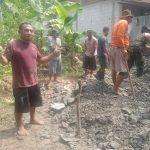 Sinergitas TNI, POLRI, Satpol PP, Damkar, dan Warga Desa Klepusanggar Perbaiki Tanggul Jebol di Duku...