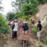 Kerja Bakti Warga Buka Akses Jalan ke MI Argopeni yang Tertutup Longsor